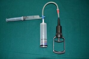 Vacuum pump to enlarge member